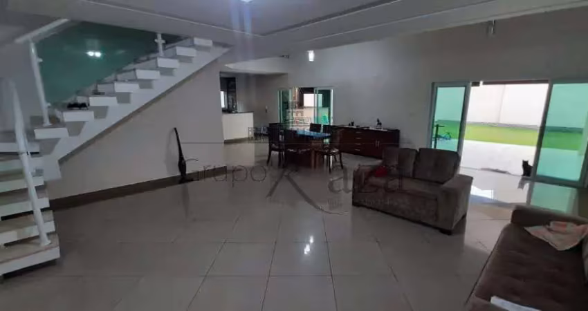 Casa com 3 quartos à venda na Avenida Azênio de Azevedo Chaves, Chácaras Santa Maria, Jacareí