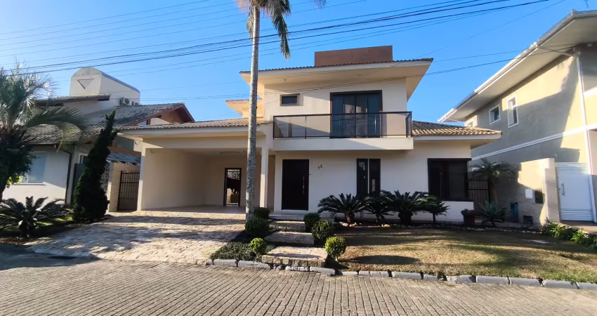 Casa cond. fechado com piscina privativa, churrasqueira e área para pets