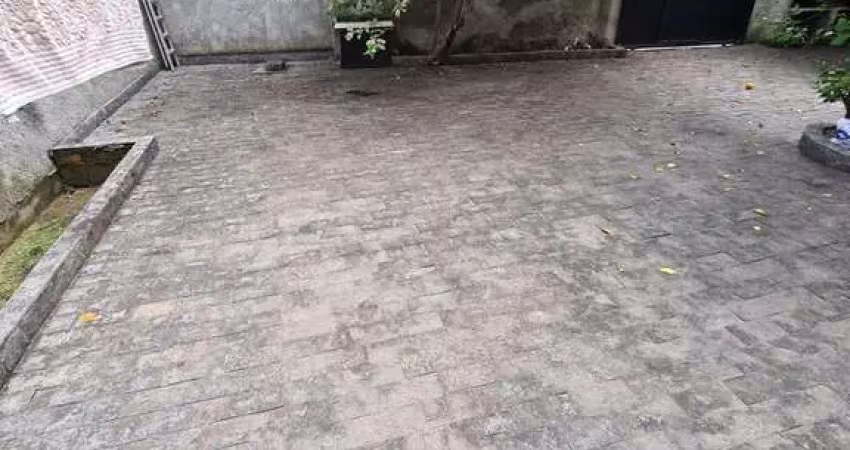 Oportunidade 2 maravilhosas casas  no centro 3 e 2 quartos c garagem e terraço