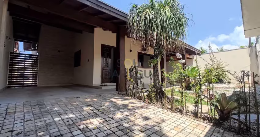 Casa com piscina a poucos metros da praia no indaiá em caraguá