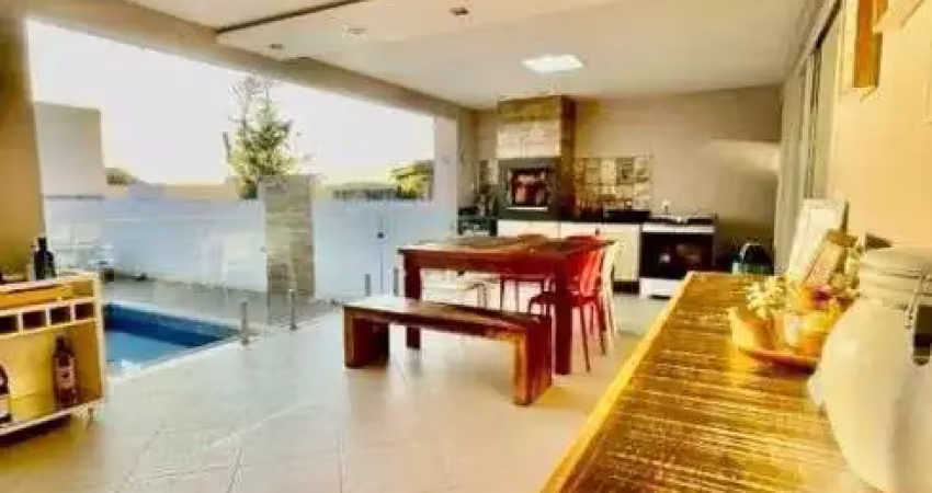 Casa 03 quartos com piscina em condomínio na glória