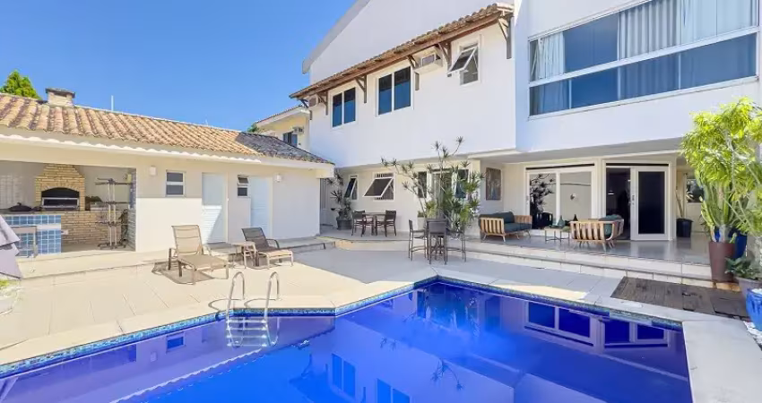 Lindíssima casa duplex no bairro mata da praia, bem localizada.