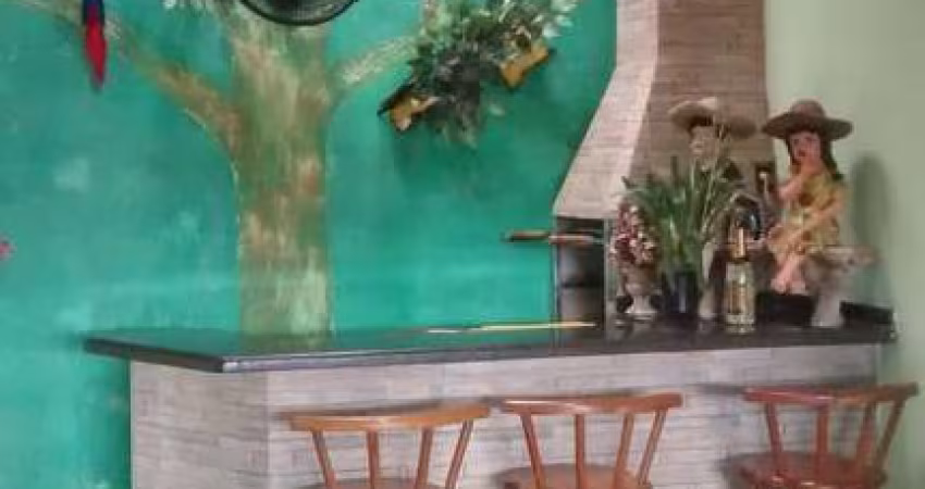 Casa com salao comercial na Vila Virginia