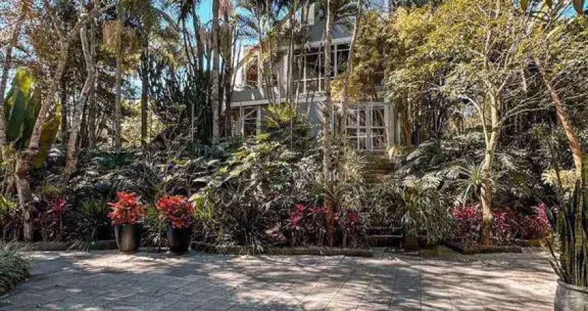 Residência moderna com sofisticação e conforto em terreno amplo na granja viana