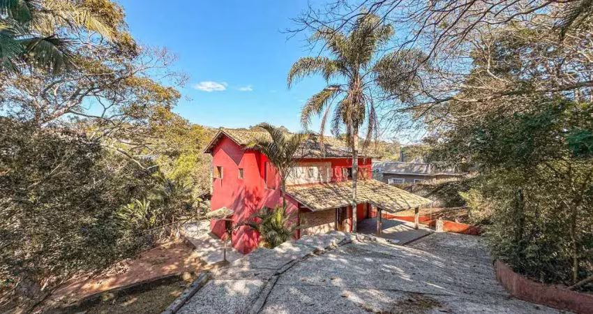 Casa rústica com vista deslumbrante para área verde em condomínio na granja viana