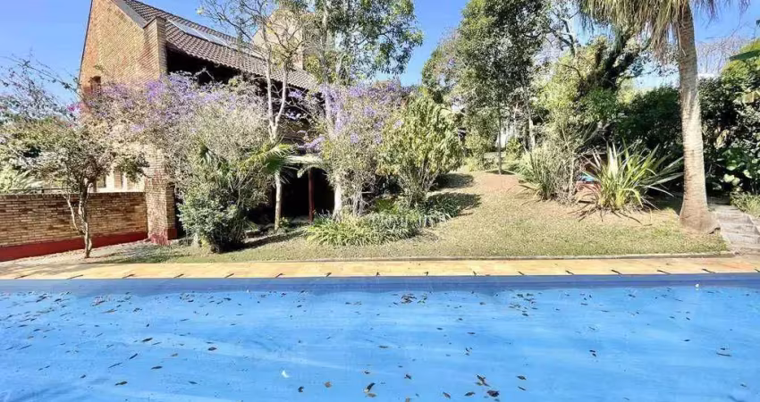 Casa estilo campo com 3 dormitórios, piscina e jardim com frutíferas