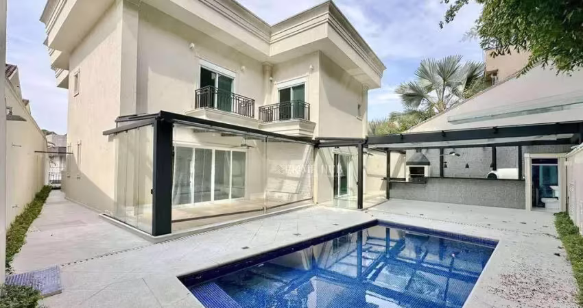 Casa neoclássica com piscina, espaço gourmet e 4 suítes no coração da granja viana