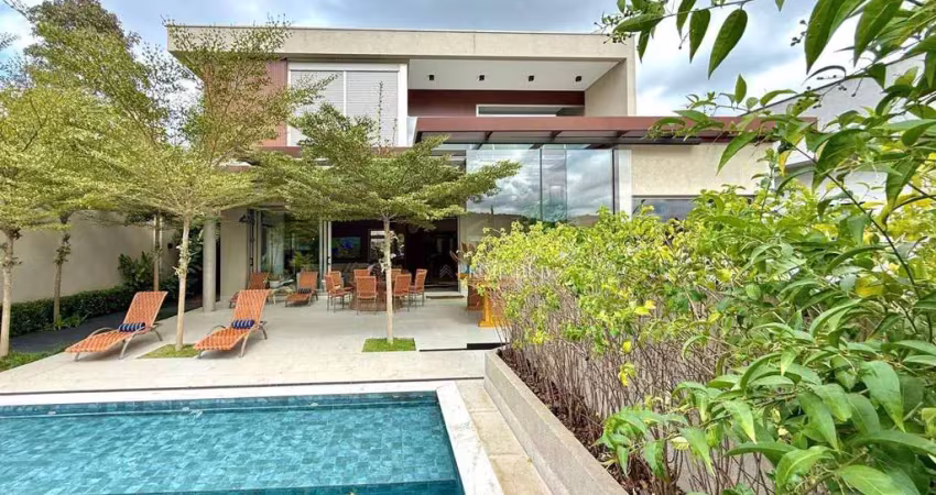 Casa de luxo mobiliada com 4 suítes, piscina e espaço gourmet em condomínio fechado