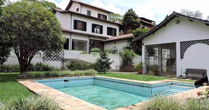 Excelente casa em estilo colonial americano com amplo jardim e piscina
