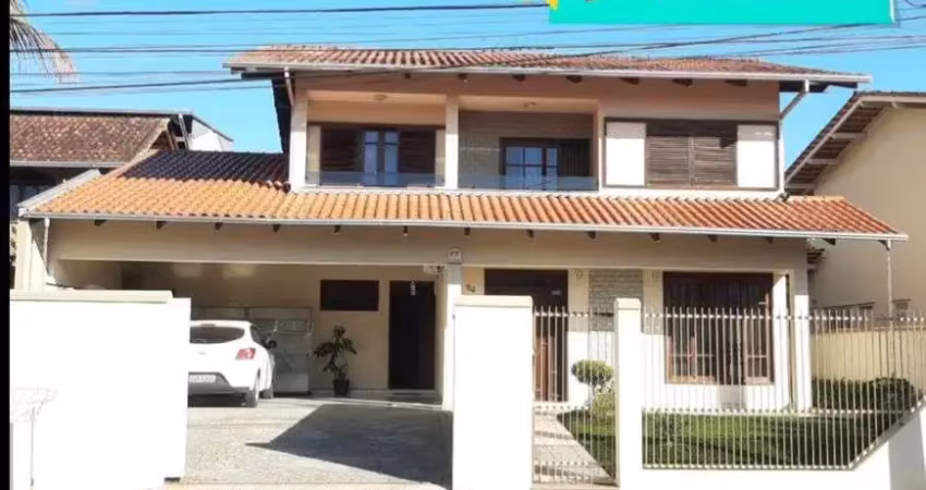 Belo sobrado 100% averbado/202m2/2suítes+2dorm/4vagas/360m2 terreno/bairro bucarein.joinville.sc