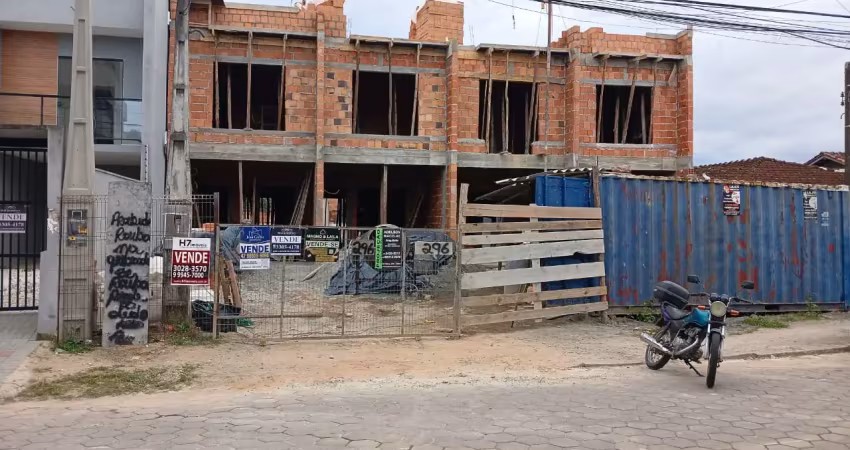 Sobrado alto padrão/1suíte+2dorm/2vagas/8,5mtfundos/churrasqueira/rebaixo gessso/piso porcelanato e laminado/postas brancas laqueadas/bairro guanabara joinville sc