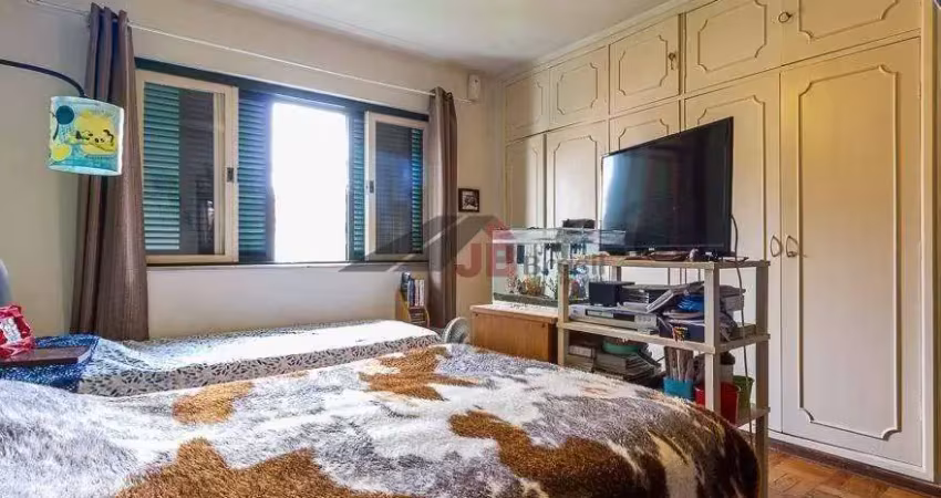 Campo belo excelente sobrado em rua tranquila , próximo ao metrô, com sistema de segurança, cerca elétrica, jardim , 4 vagas de garagem, hall de entrada, living para 3 ambientes, sala de jantar, copa/