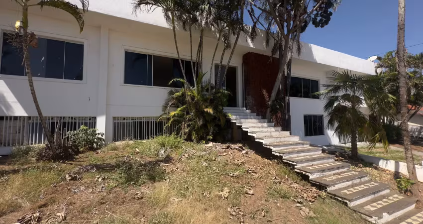 Casa comercial para aluguel com 1520 m2 de área construída e 3.427 m2 de terreno.