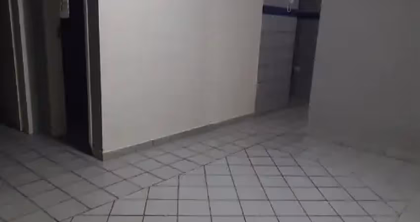 Apartamento 2 quartos, bem localizado, espaçoso e ventilado no bairro do jiquiá
