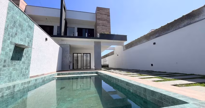 Sobrado frente ao mar de alto padrão, com piscina e churrasqueira !