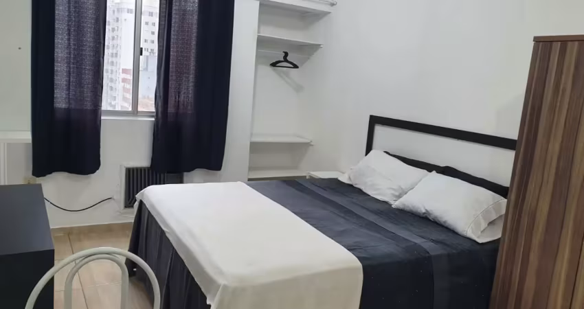 - aluga anual no edifício san martim uma kitinete, de frente, com 32 m2 e com garagem rotativa (quando tem vaga)