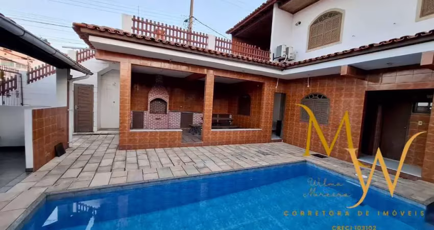 Excelente casa com piscina, área gourmet,  salão de jogos e de festa.