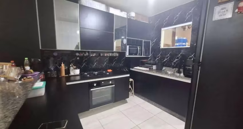 Casa mobiliada em condomínio fechado,a poucos metros da praia.