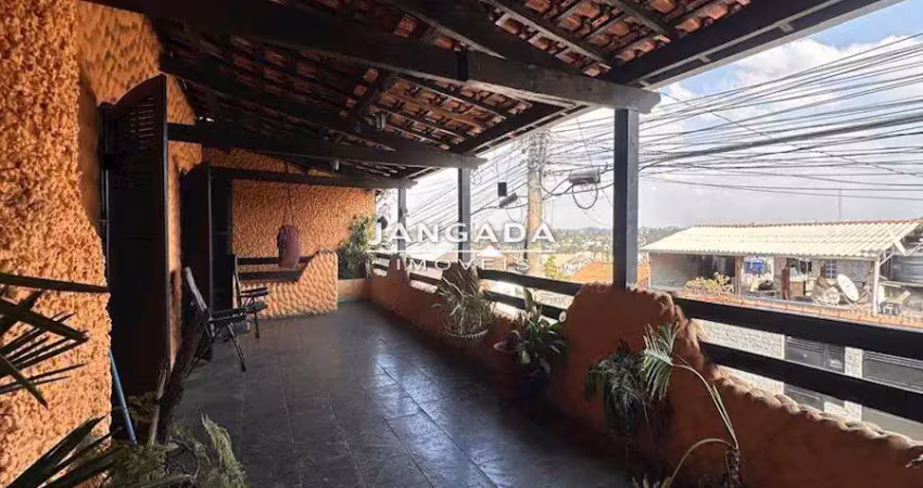 Espacoso sobrado com 3 suites, piscina e varanda – prox. av. inocencio serafico