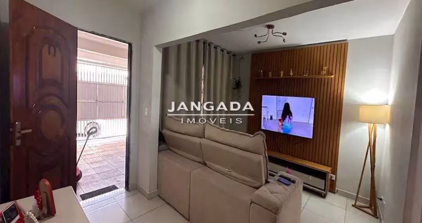 Sobrado com quintal, 02 vagas cobertas e escritorio – pronta para morar!