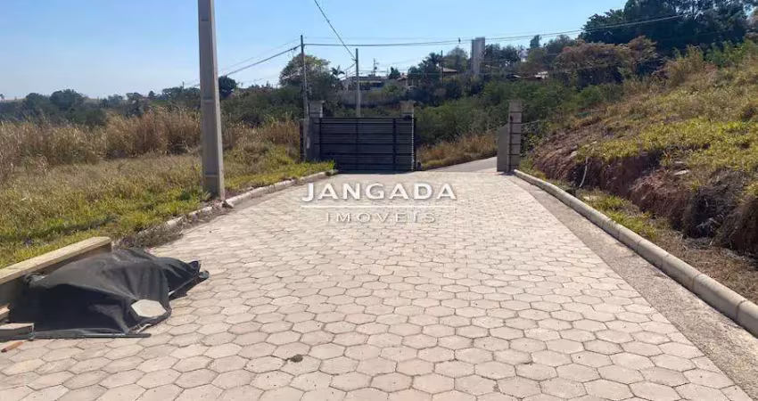 Apenas 2km do asfalto! terreno amplo em condominio - mairinque