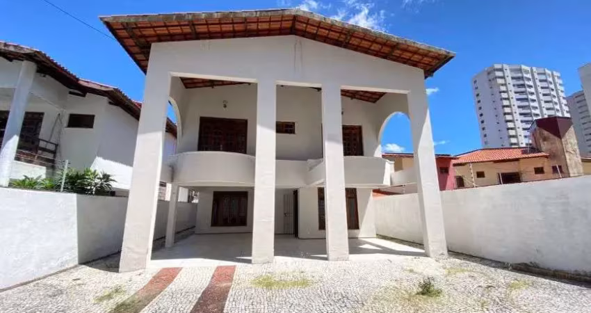Casa duplex com 265m2 de área, 366m2 de terrenos, 4 suítes e 8 vagas de garagem!!