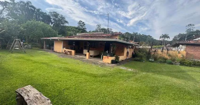 Chácara com; 1.500,00m2; na cidade top 10 do momento; “são roque-sp' casa, laguinho, rio, galinheiro