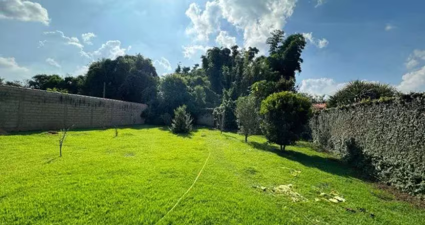 Ibiúna; lindo terreno plano; c/1.000m2 em condomínio fechado; acesso p/represa; e á 3 km da cidade +