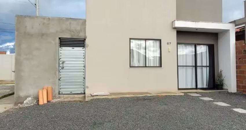 Casa em condomínio fechado na pampalona com 2 quartos e terreno excedente em feira de santana