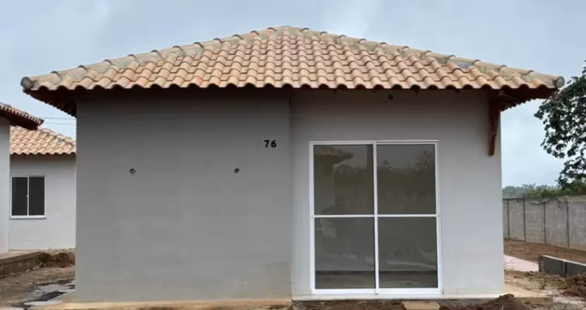 Casa de 2/4 com 2 corredores laterais de esquina em condominio clube completo