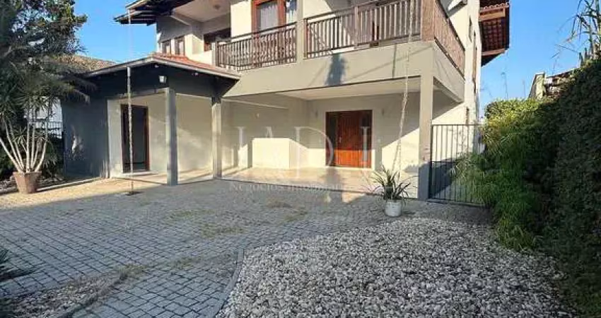 Casa com 3 quartos para alugar na Rua Marquês de Maricá, Vila Nova, Joinville
