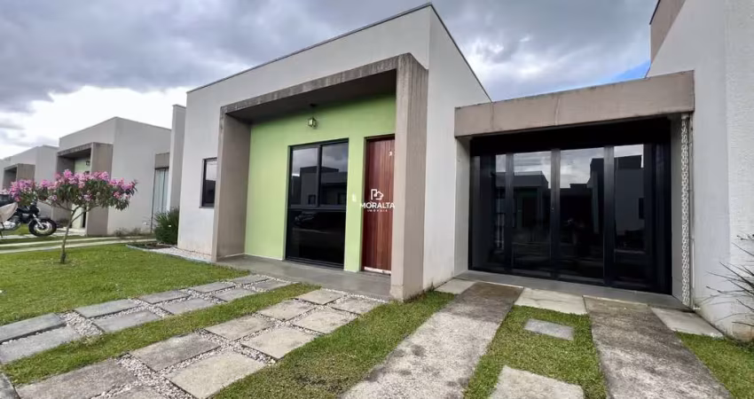 Casa Dentro de Condomínio Fechado Com Três Quartos no Bairro Ipê!