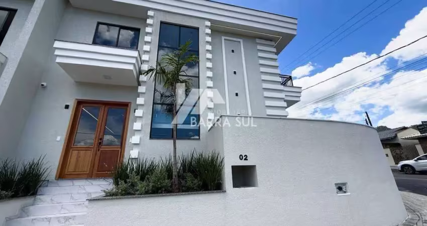 Sobrado geminado de alto padrão com 01 suíte + 02 quartos no jaraguá esquerdo