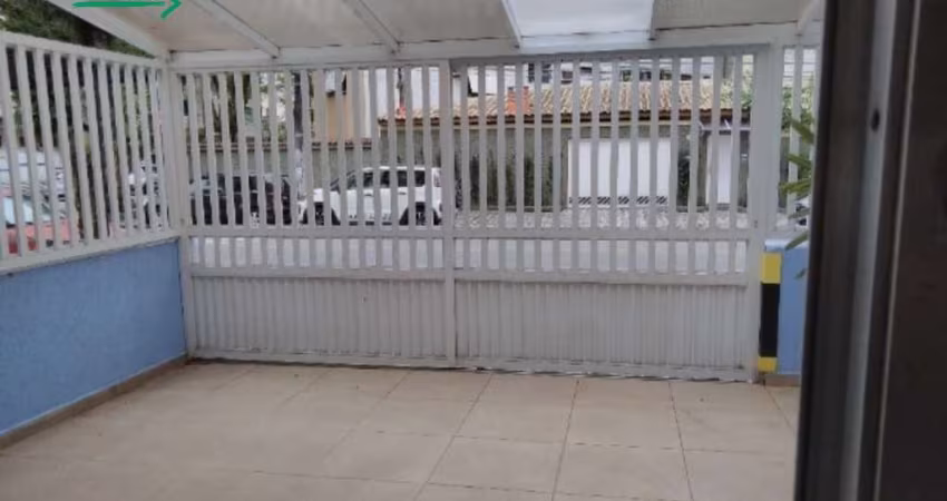 Casa Sobreposta Térrea, Reformada, 2 dormitórios sendo 1 suíte, Garagem, Quintal e no querido bairro do Embaré