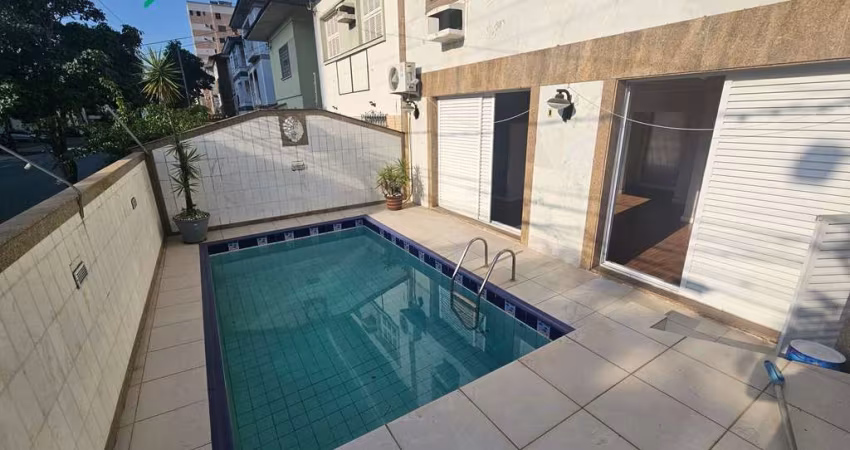 Sobrado em Ótima localização próximo do Shopping  PraiaMar,  no bairro da Aparecida, 276m², 4 Quartos sendo 2 suítes e Piscina, Quintal com Churrasqueira