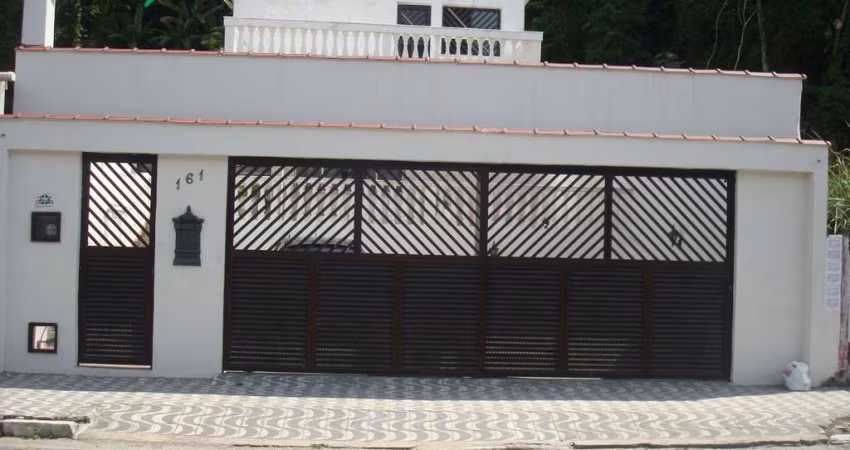 Casa Sobrado com 4 Dormitórios e 4 Banheiros em Gonzaguinha, São Vicente