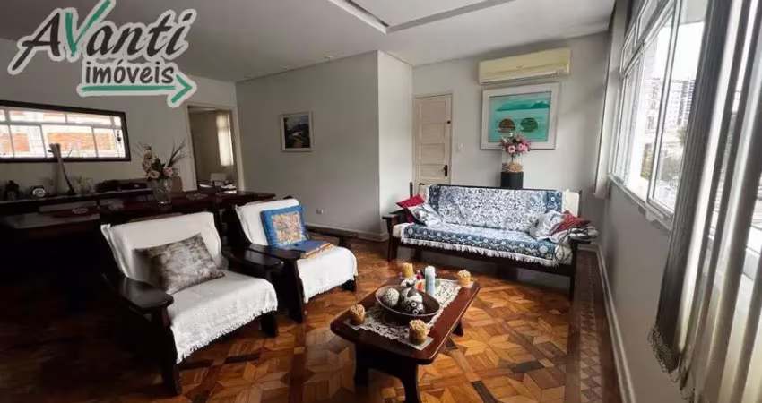 Casa sobreposta alta para alugar na ponta da praia – 3 quartos, 2 vagas e varanda