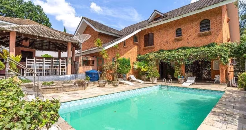 LUXUOSA RESIDÊNCIA NO MORUMBI: Casa em Condomínio de Alto Padrão com 6 quartos, 4 suítes, 8 banheiros, 9 vagas e 700m² de área. Venda ou Locação em São Paulo-SP.