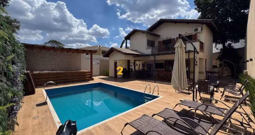 Casa de luxo em Interlagos: 4 quartos, 2 suítes, 2 salas, 4 banheiros, 2 vagas, 250m². Venda ou aluguel em São Paulo-SP!