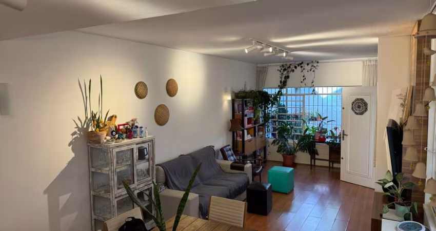 Casa em rua tranquila e arborizada no Brooklin