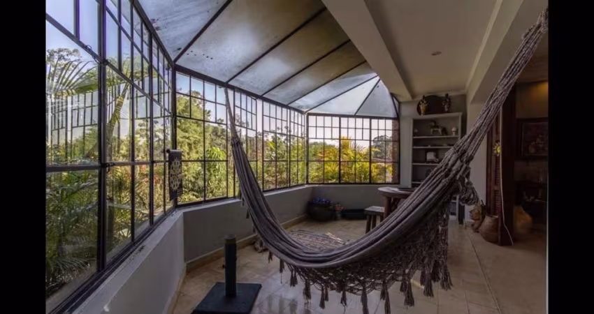 Casa com 3 Quartos e 2 suites à Venda, 450 m² por R$ 2.400.000