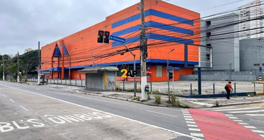 Galpão Comercial de Alto Padrão na Vila Cordeiro, 250 Vagas de Garagem e 26.647 m² de Área.