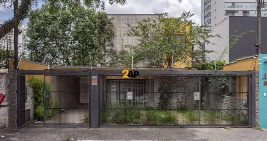 Imperdível: Casa à venda ou locação em São Paulo-SP, bairro Itaim Bibi, 2 quartos, 1 suíte, 1 sala, 2 banheiros, 4 vagas de garagem e 237m²!