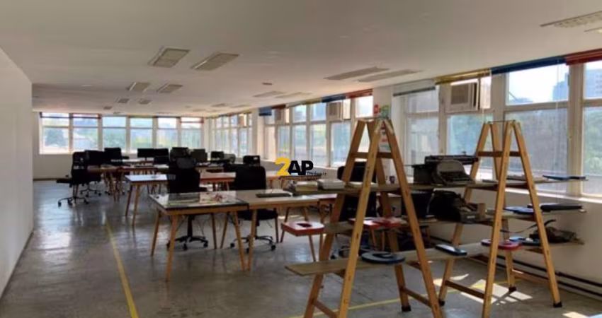 Meio andar para venda em Pinheiros com 4 salas, 3 vagas de garagem e 448m² no Jardim Paulistano, São Paulo-SP