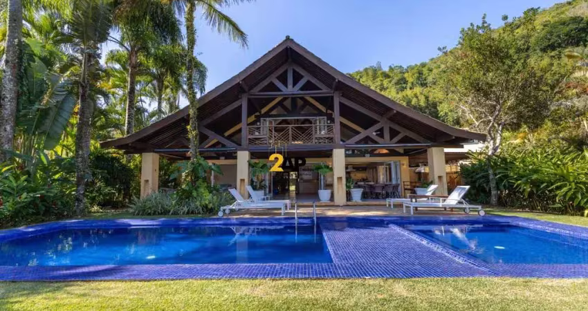 Casa de luxo em condomínio na baleia, são sebastião-sp: 7 quartos, 7 suítes, 10 banheiros, 4 vagas de garagem.