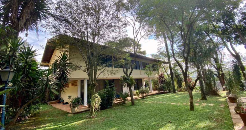 Casa de Luxo no Condomínio Fazenda Morumbi - 5 Quartos, 3 Suítes, 3 Banheiros, 6 Vagas de Garagem - São Paulo-SP