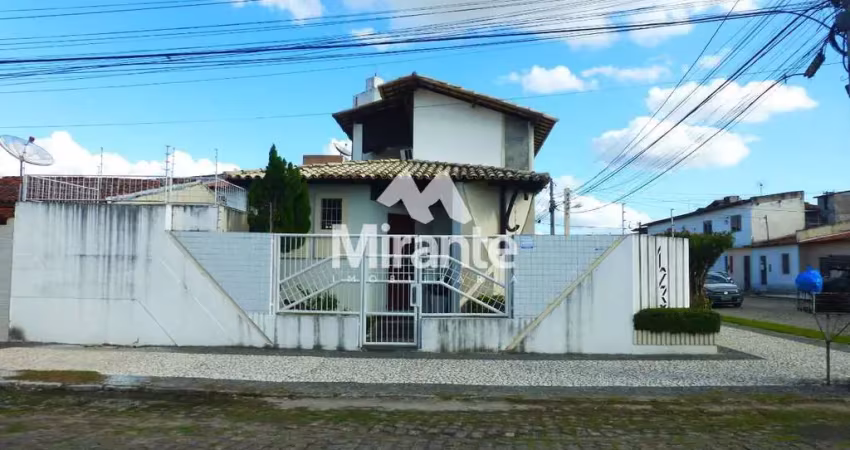 Casa para vender com 4 quartos sendo 2 suítes no bairro brasília em feira de santana