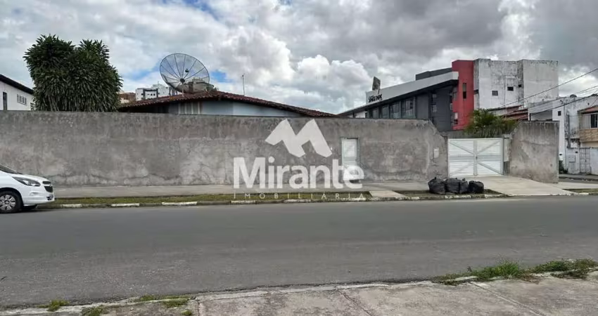 Casa para vender com 4 quartos sendo 2 suítes no bairro ponto central em feira de santana