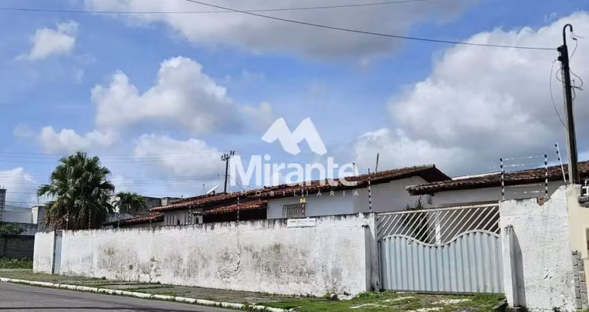 Casa para vender com 4 quartos sendo 1 suíte no bairro muchila ii em feira de santana