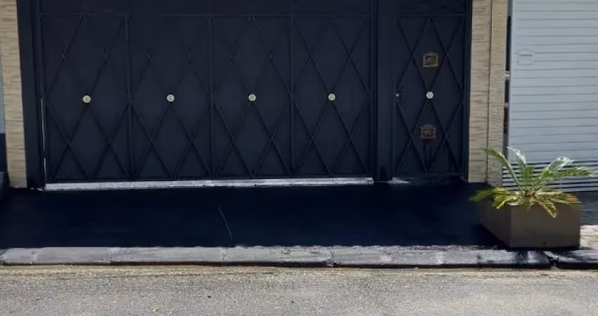 Sobrado grande com 3 quartos, 1 suite, 2 banheiros, sala, cozinha, lavanderia, e 4 vagas na garagem